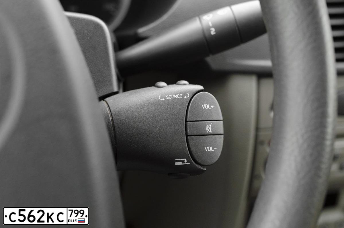 Фото автомобиля RENAULT SYMBOL, 2010 — госномер Н021СТ198. Цвет: БЕЖЕВЫЙ