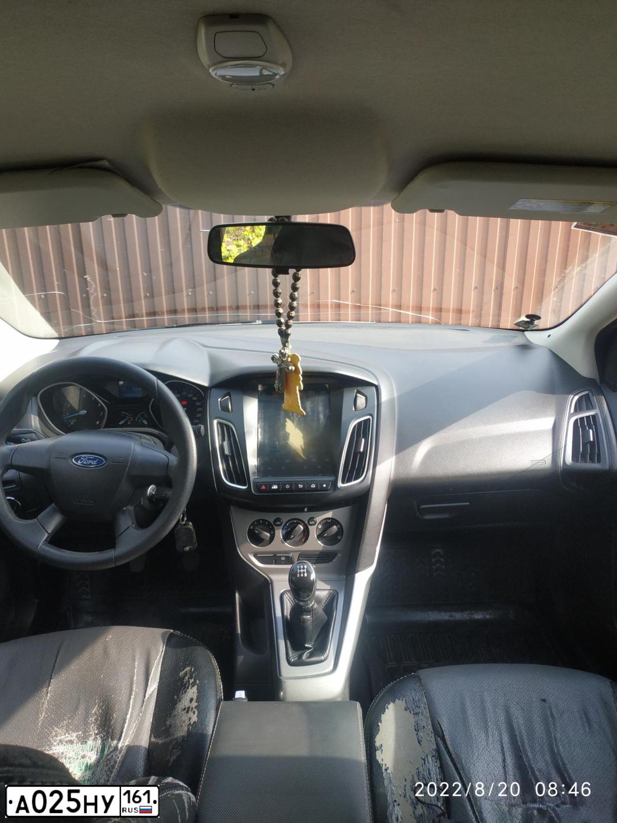 Фото автомобиля FORD FOCUS, 2011 — госномер А025НУ161. Цвет: Белый