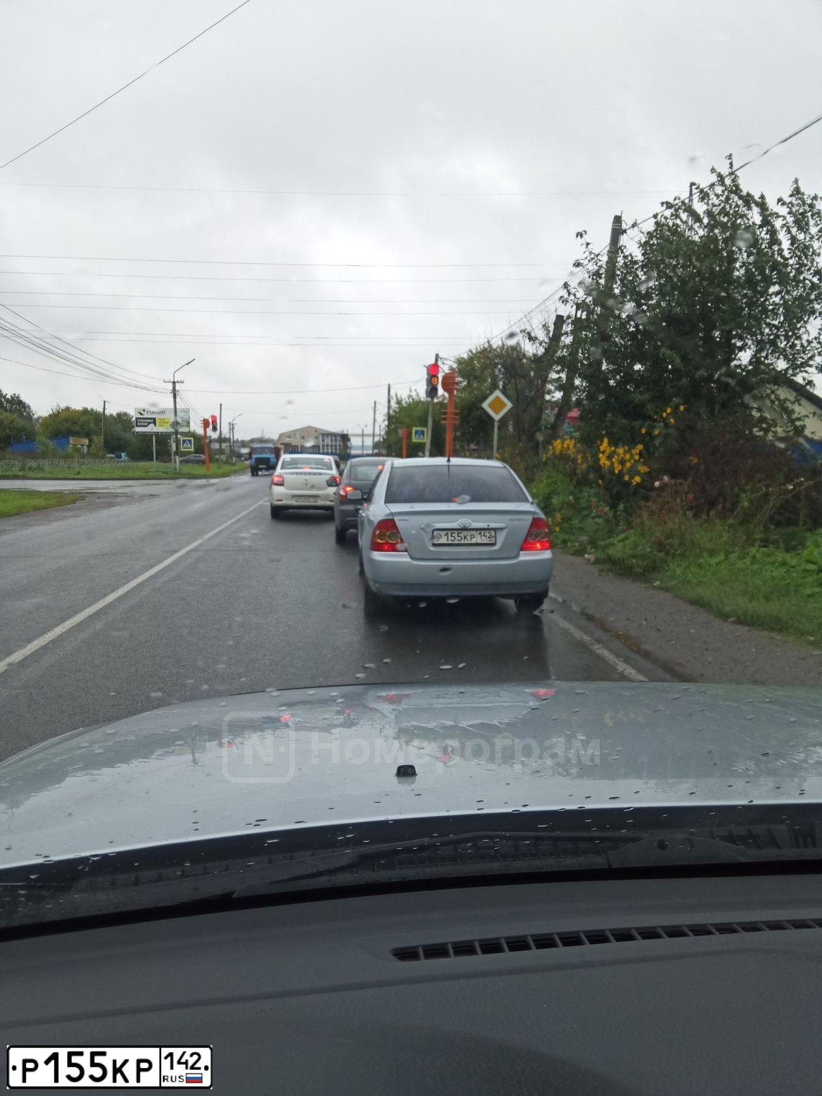 Фото автомобиля TOYOTA COROLLA, 2006 — госномер Р155КР142. Цвет: СВЕТЛО-ГОЛУБОЙ