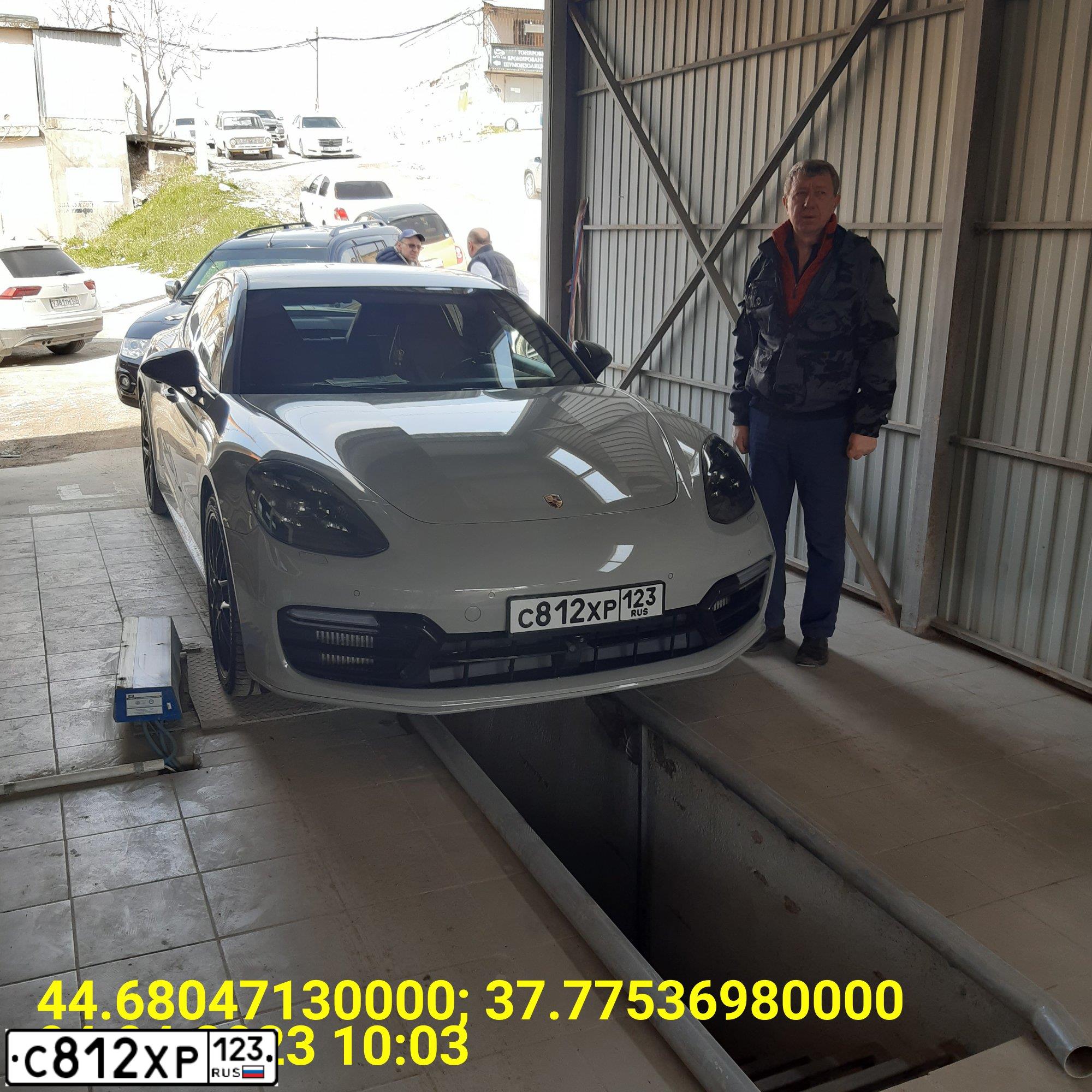 Фото автомобиля PORSCHE PANAMERA, 2017 — госномер С812ХР123. Цвет: СЕРЫЙ