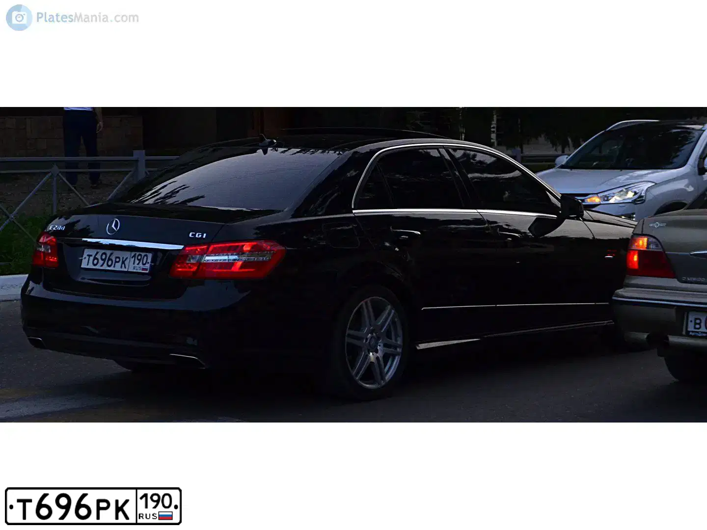 Фото автомобиля MERCEDES E-KLASSE, 2011 — госномер Т696РК190. Цвет: ЧЕРНЫЙ