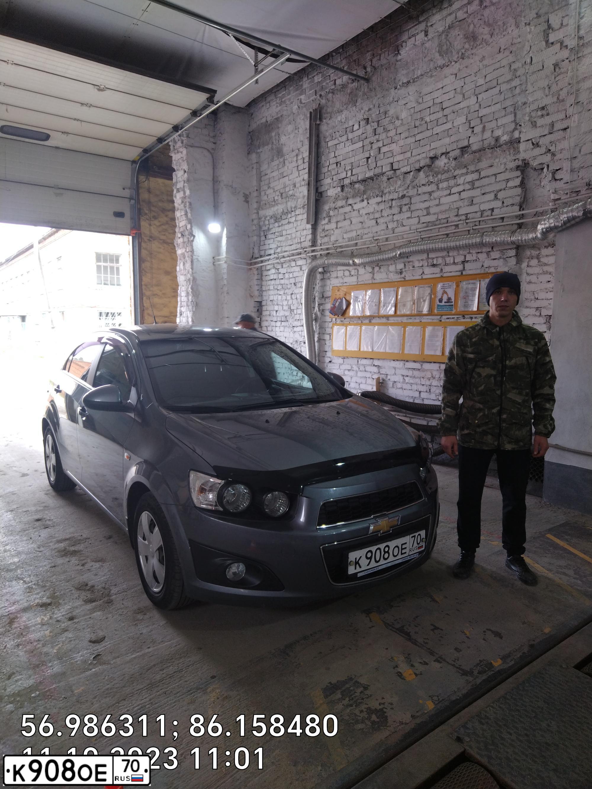 Фото автомобиля CHEVROLET AVEO, 2014 — госномер К908ОЕ70. Цвет: СЕРЫЙ   МЕТАЛЛИК