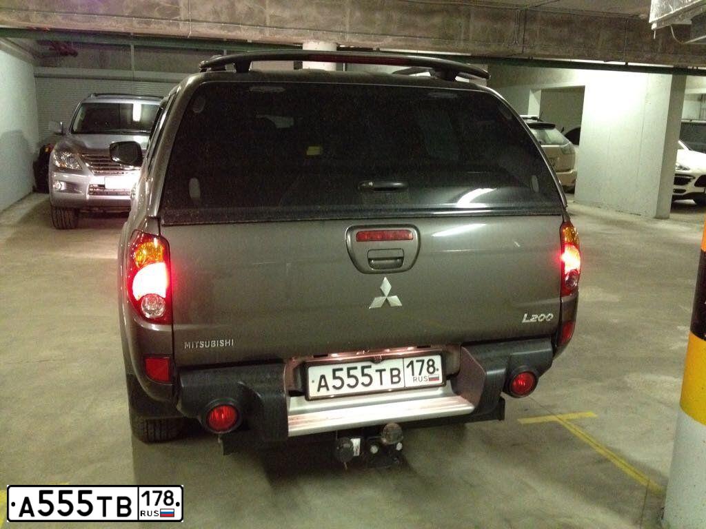 Фото автомобиля MITSUBISHI L 200, 2010 — госномер А555ТВ178. Цвет: Коричневый