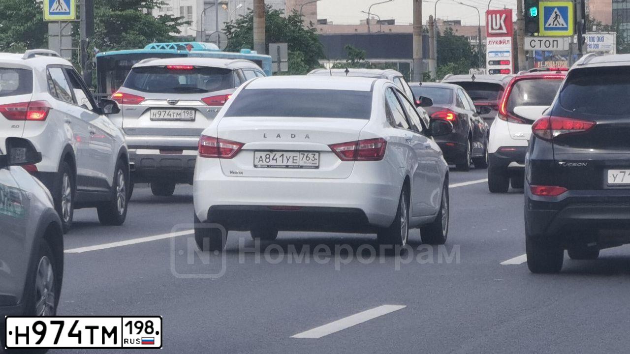 Фото автомобиля GEELY ATLAS, 2019 — госномер Н974ТМ198. Цвет: СЕРЕБРИСТЫЙ
