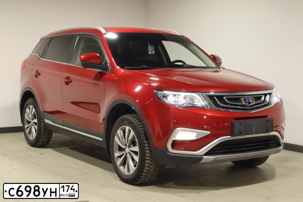 Фото автомобиля GEELY ATLAS, 2020 — госномер С698УН174. Цвет: КРАСНЫЙ