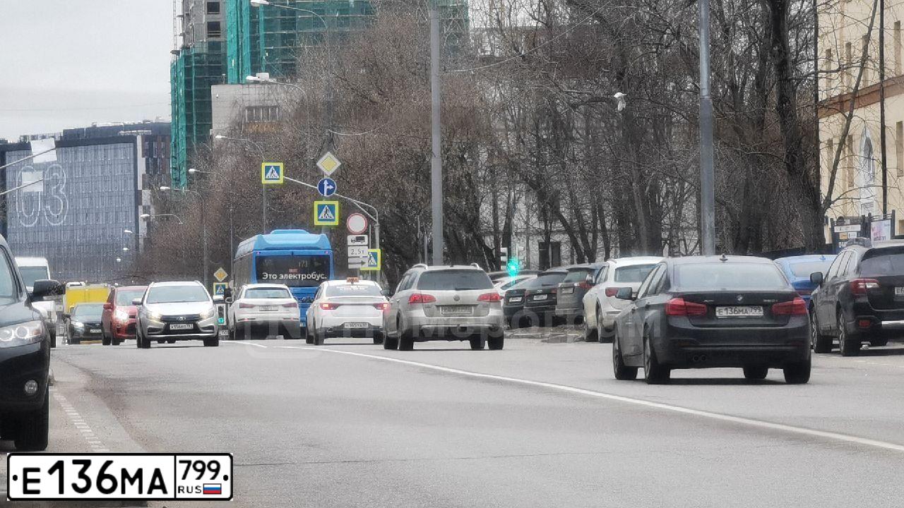 Фото автомобиля BMW SERIE 3, 2018 — госномер Е136МА799. Цвет: ЧЕРНЫЙ
