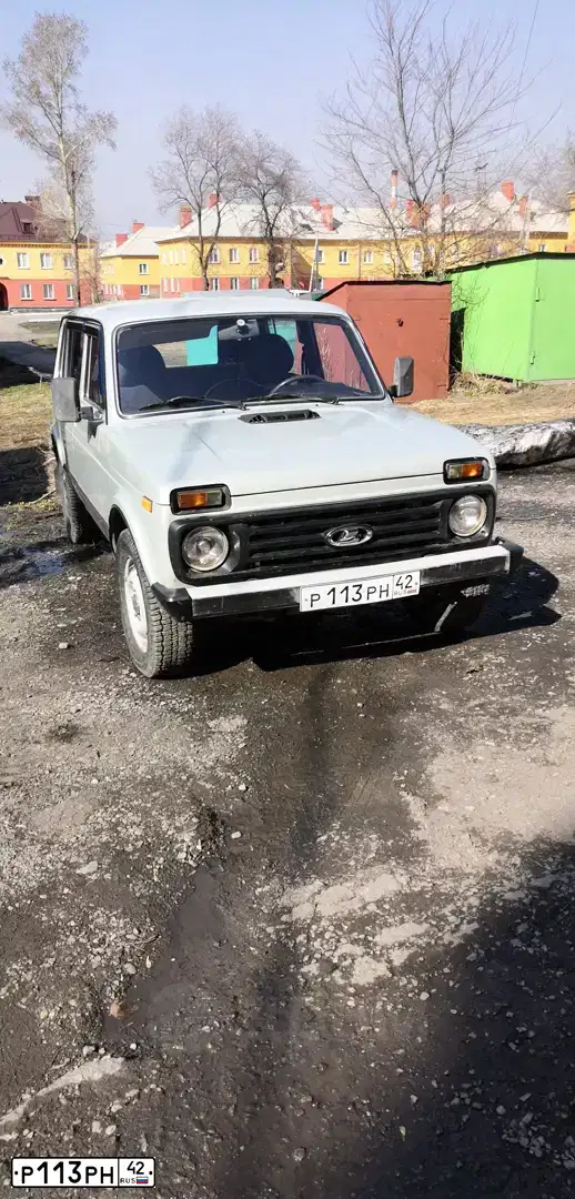 Фото автомобиля LADA 2131 NIVA, 2006 — госномер Р592КУ142. Цвет: МОЛОЧНО-БЕЛЫЙ СЕРЕБРИСТЫЙ