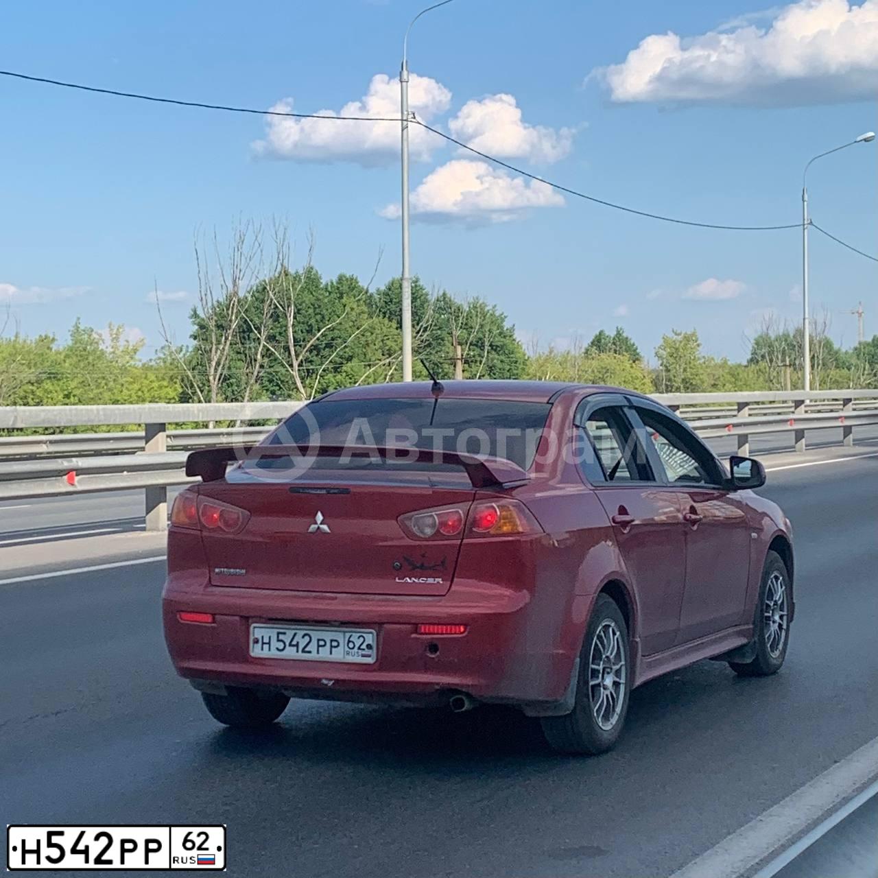 Фото автомобиля MITSUBISHI LANCER, 2008 — госномер Н542РР62. Цвет: КРАСНЫЙ