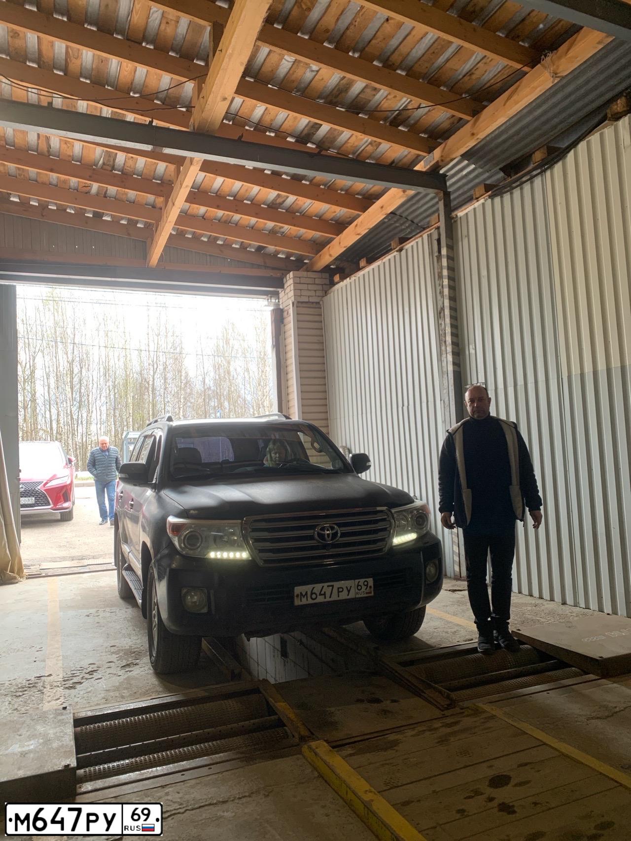 Фото автомобиля TOYOTA LANDCRUISER 200, 2013 — госномер Н362ТО69. Цвет: ЧЕРНЫЙ