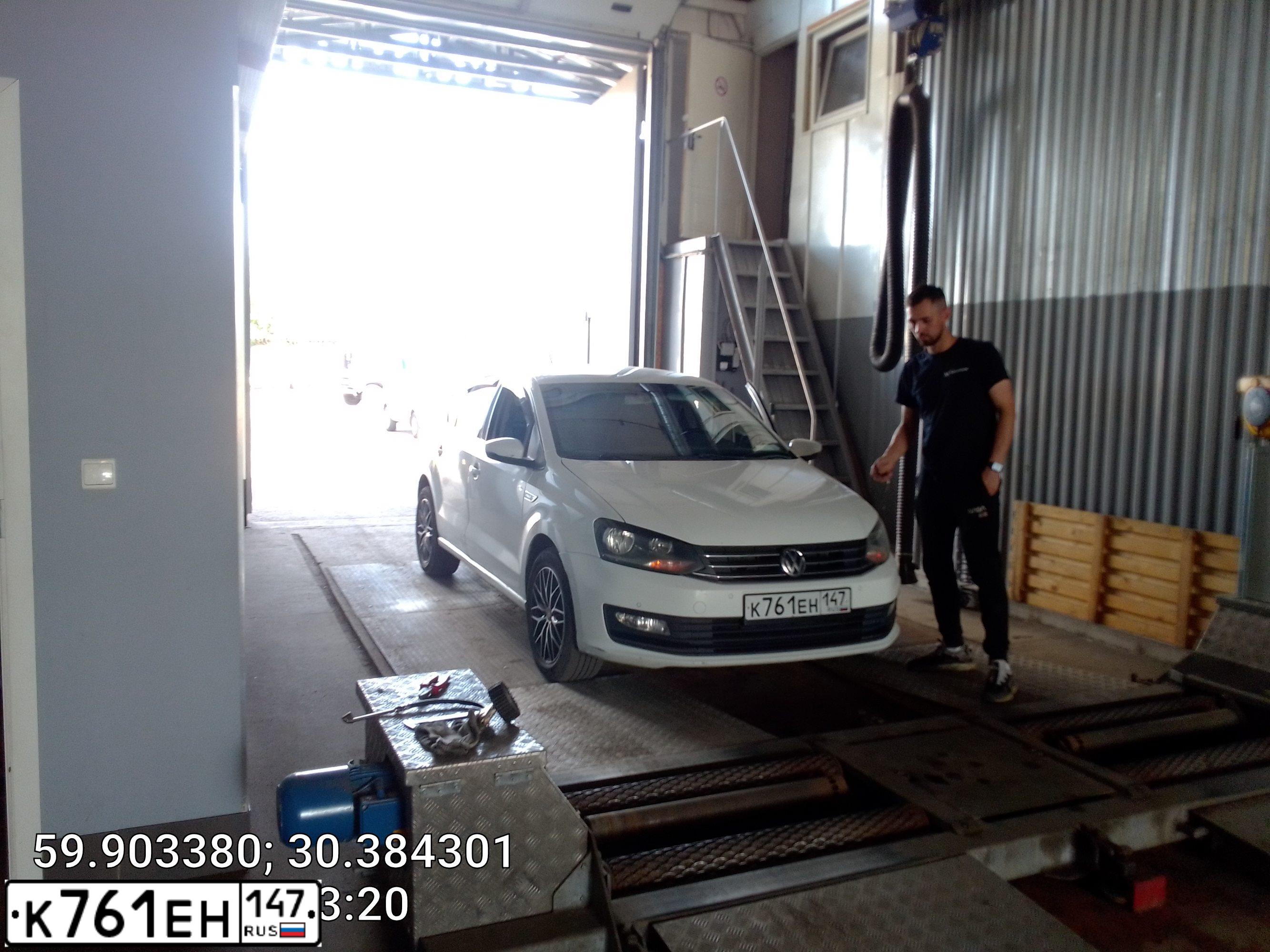 Фото автомобиля VOLKSWAGEN POLO, 2018 — госномер М134НО198. Цвет: Белый