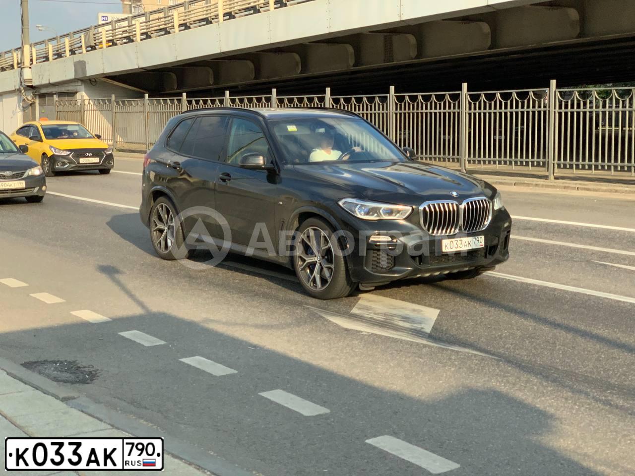 Фото автомобиля BMW X5, 2020 — госномер К033АК790. Цвет: ЧЕРНЫЙ