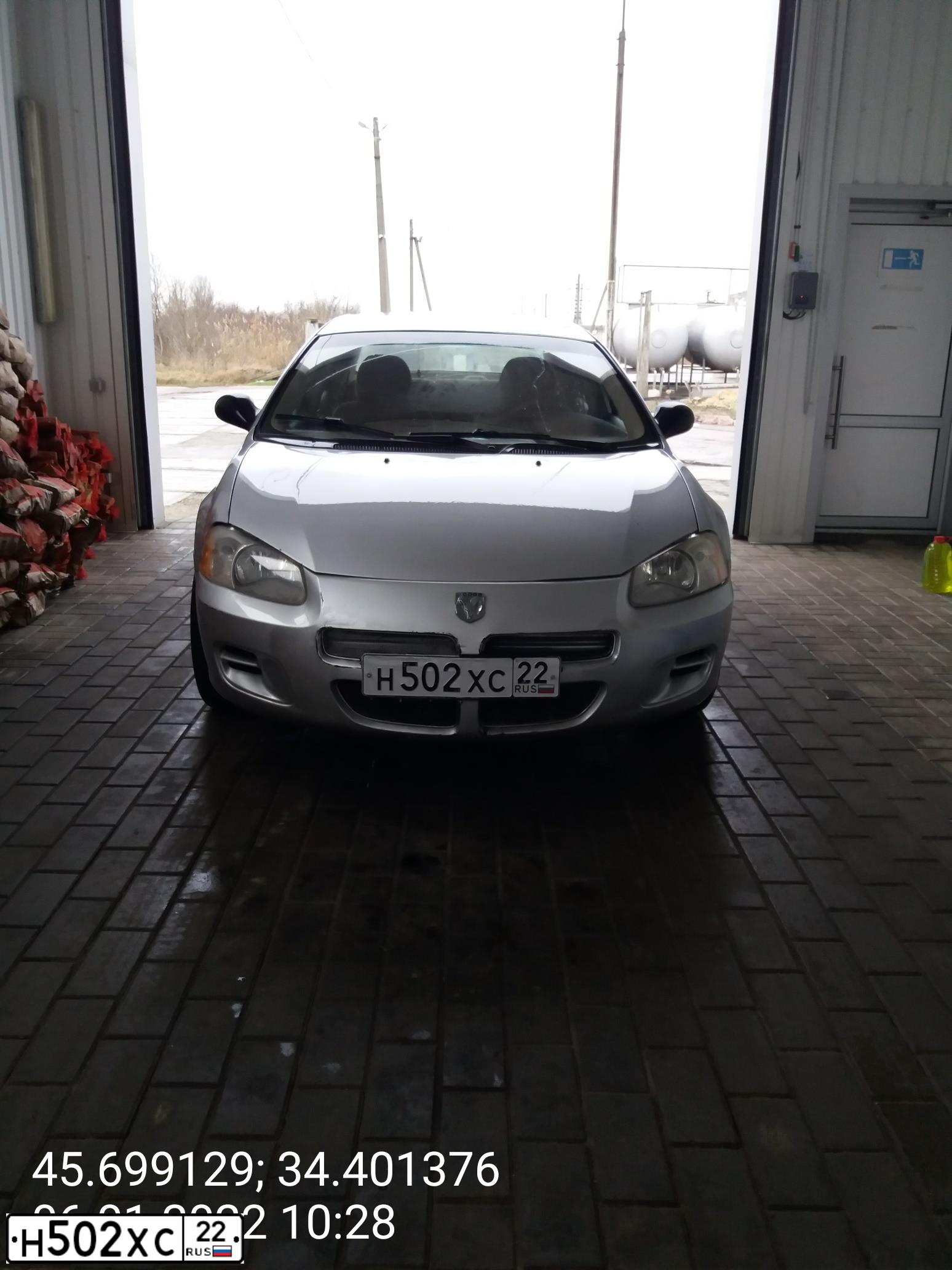 Фото автомобиля DODGE STRATUS, 2002 — госномер Н141ЕХ82. Цвет: СЕРЕБРИСТЫЙ