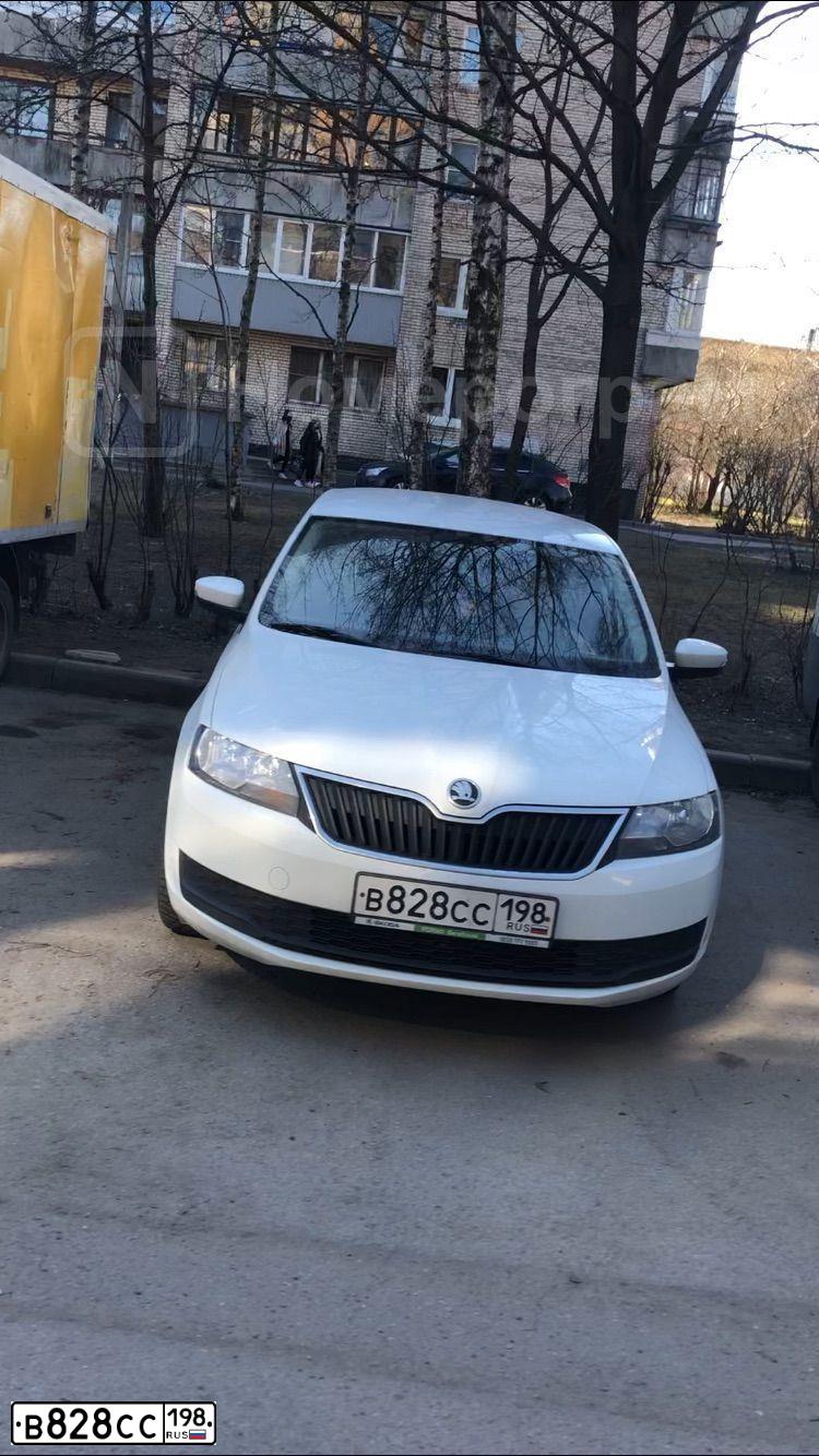 Фото автомобиля SKODA RAPID, 2019 — госномер В828СС198. Цвет: Белый
