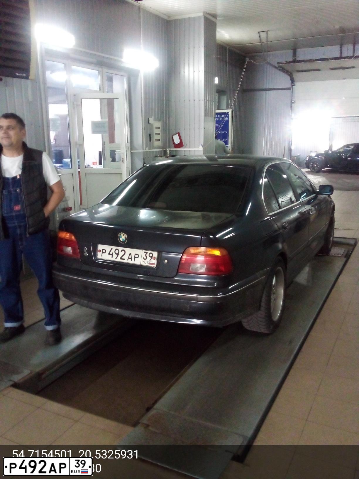 Фото автомобиля BMW SERIE 5, 1999 — госномер Р492АР39. Цвет: ТЕМНО-СИНИЙ