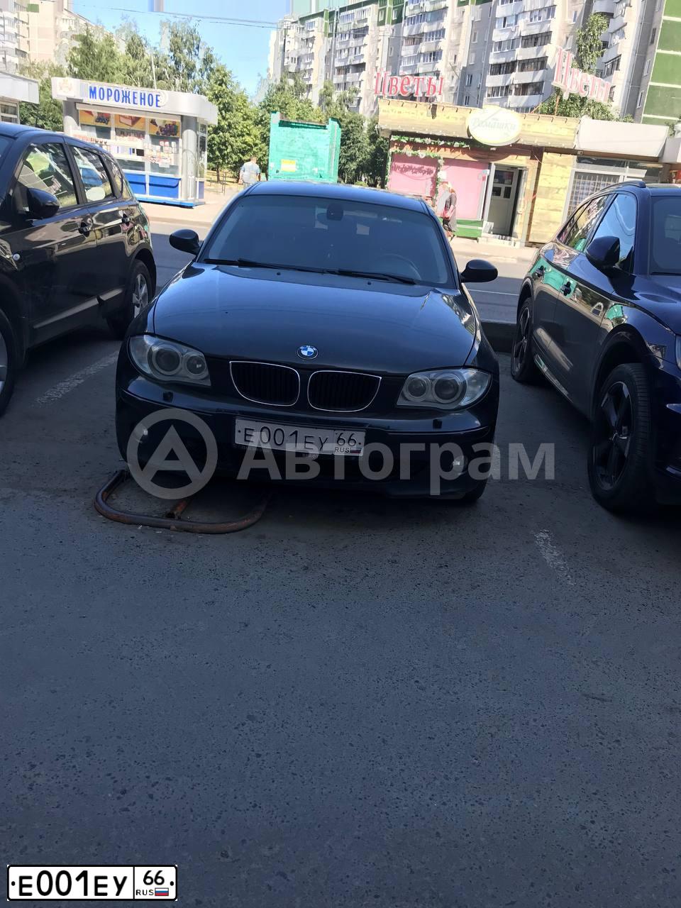 Фото автомобиля BMW SERIE 1, 2007 — госномер Е001ЕУ66. Цвет: ЧЕРНЫЙ