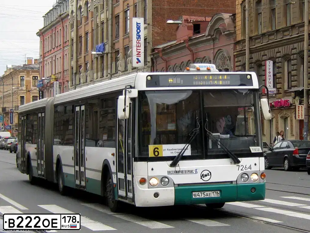 Фото автомобиля LIAZ 6213, 2010 — госномер В222ОЕ178. Цвет: белый, зеленый