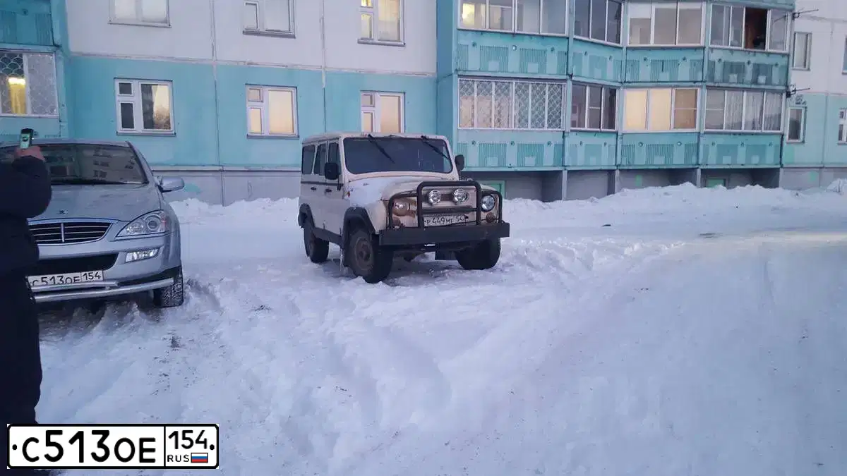 Фото автомобиля SSANGYONG KYRON, 2013 — госномер Е214КО142. Цвет: СЕРЕБРИСТЫЙ