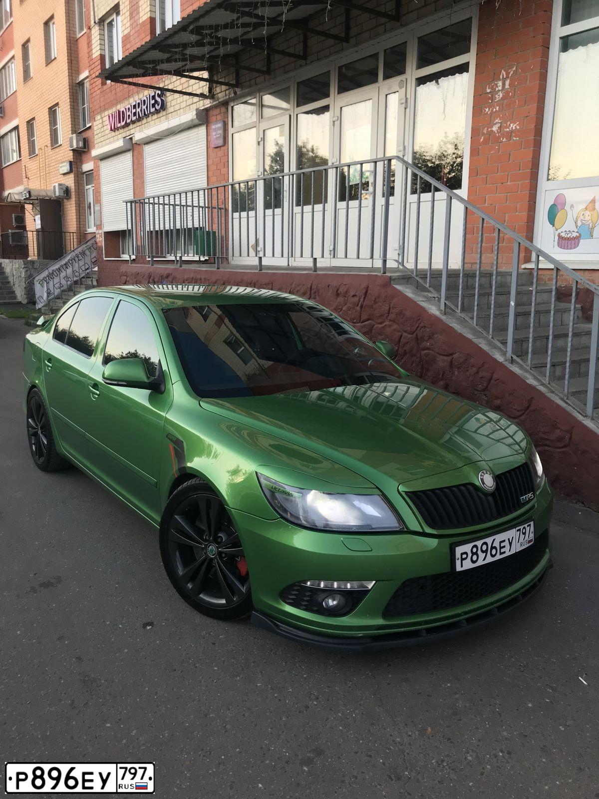Фото автомобиля SKODA OCTAVIA, 2012 — госномер О410АВ977. Цвет: ЗЕЛЕНЫЙ