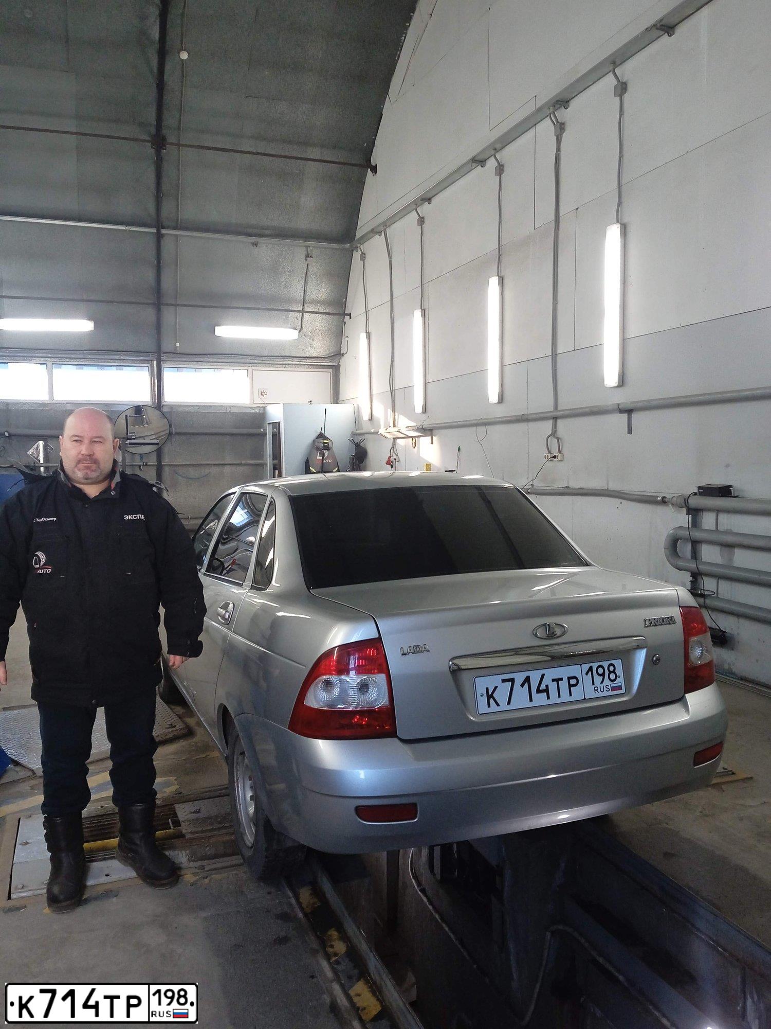 Фото автомобиля ЛАДА 217030 LADA PRIORA, 2012 — госномер Х100МО152. Цвет: СВЕТЛО-СЕРЕБРИСТЫЙ МЕТАЛЛ