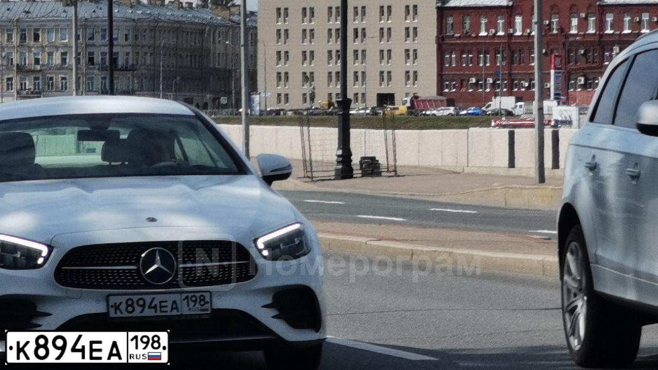 Фото автомобиля MERCEDES E-KLASSE, 2020 — госномер Т394ВС198. Цвет: Белый