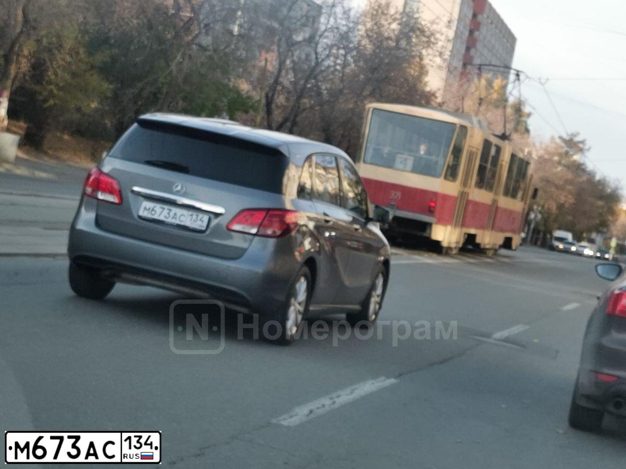 Фото автомобиля MERCEDES B-KLASSE, 2015 — госномер В957УО196. Цвет: СЕРЫЙ