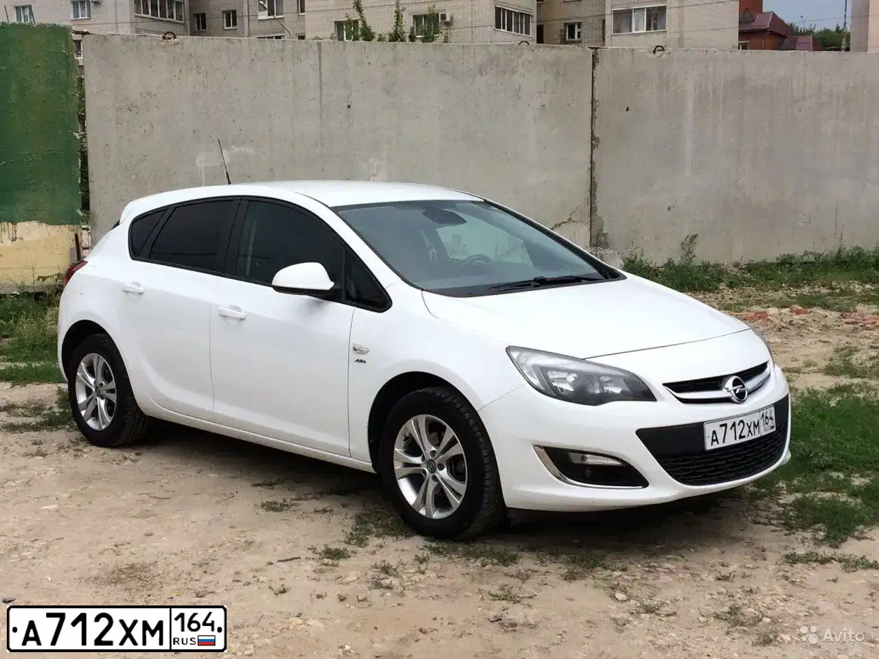 Фото автомобиля OPEL ASTRA, 2013 — госномер А712ХМ164. Цвет: Белый
