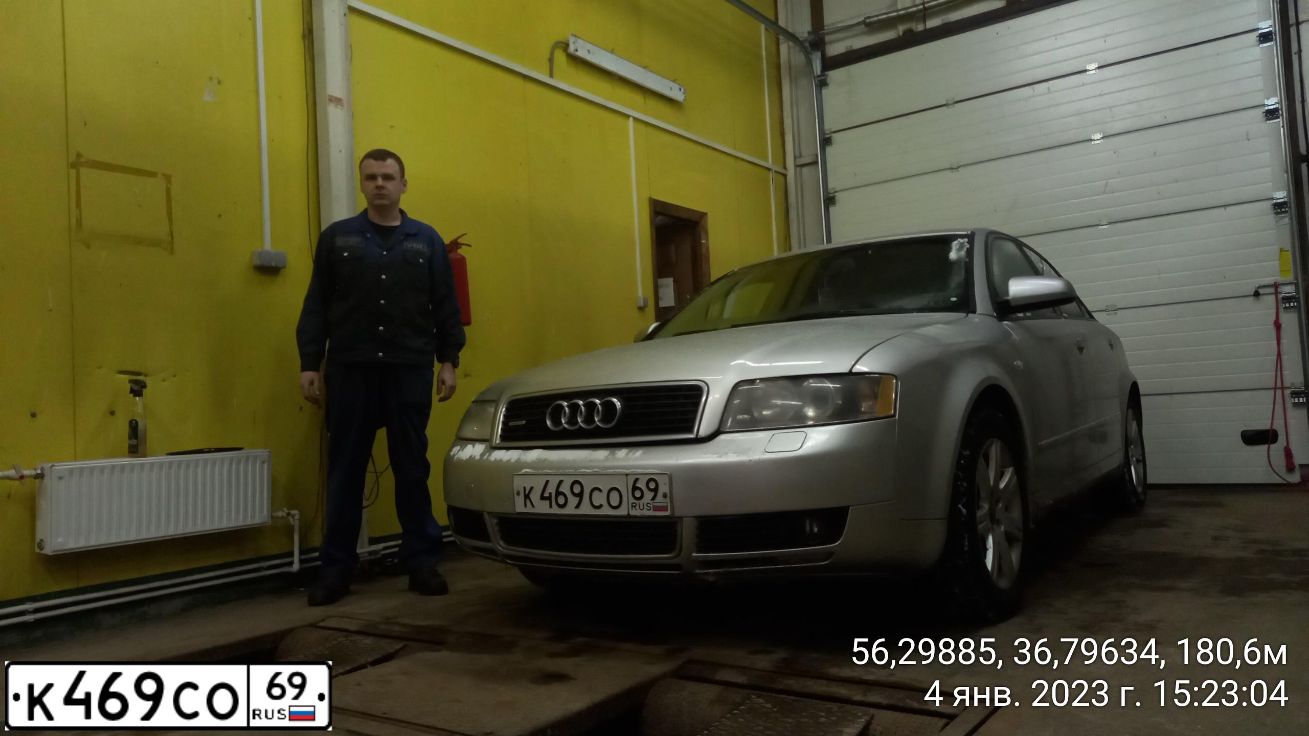Фото автомобиля AUDI A4, 2002 — госномер В904СН51. Цвет: Серебристый