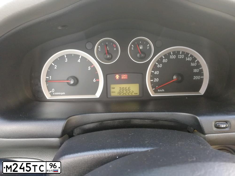 Фото автомобиля TAGAZ SANTA FE CLASSIC, 2008 — госномер М245ТС96. Цвет: СВЕТЛО-СЕРЫЙ