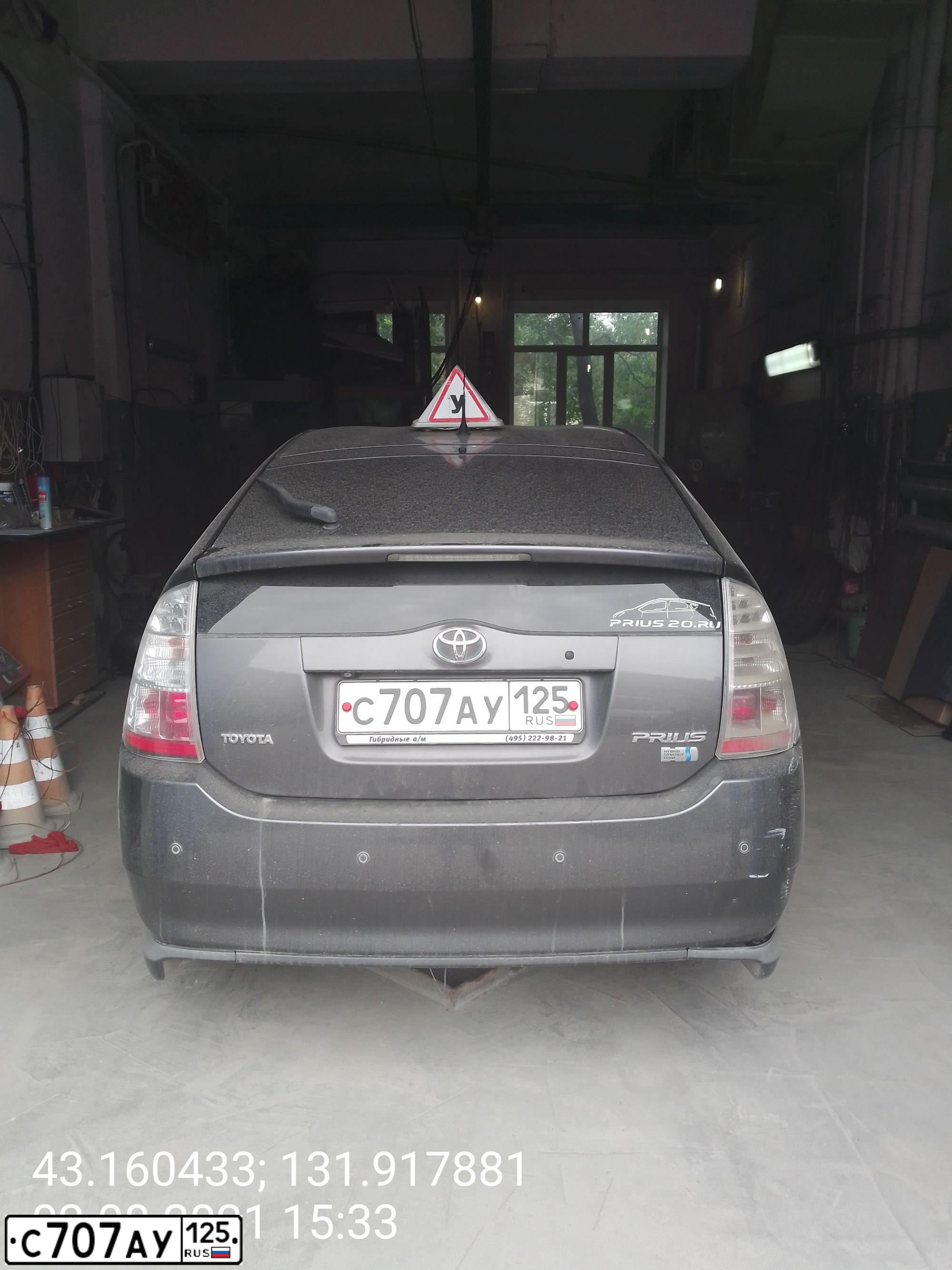 Фото автомобиля TOYOTA PRIUS, 2007 — госномер С707АУ125. Цвет: ТЕМНО-СЕРЫЙ
