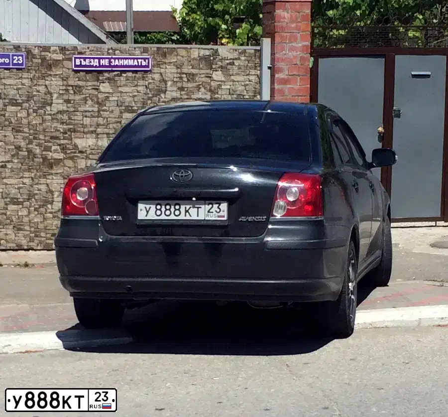 Фото автомобиля TOYOTA AVENSIS, 2007 — госномер Р565ММ23. Цвет: ЧЕРНЫЙ
