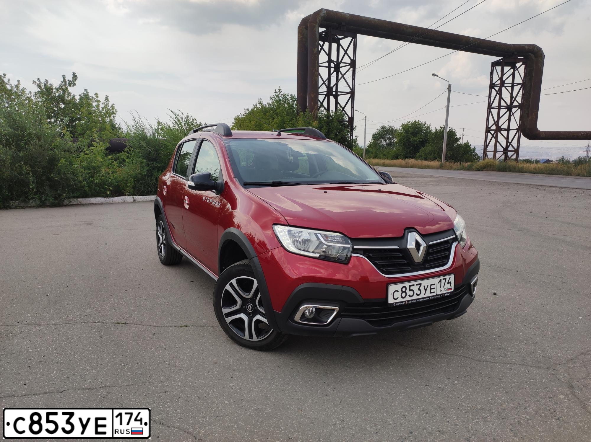 Фото автомобиля RENAULT T SANDERO, 2018 — госномер С853УЕ174. Цвет: Красный
