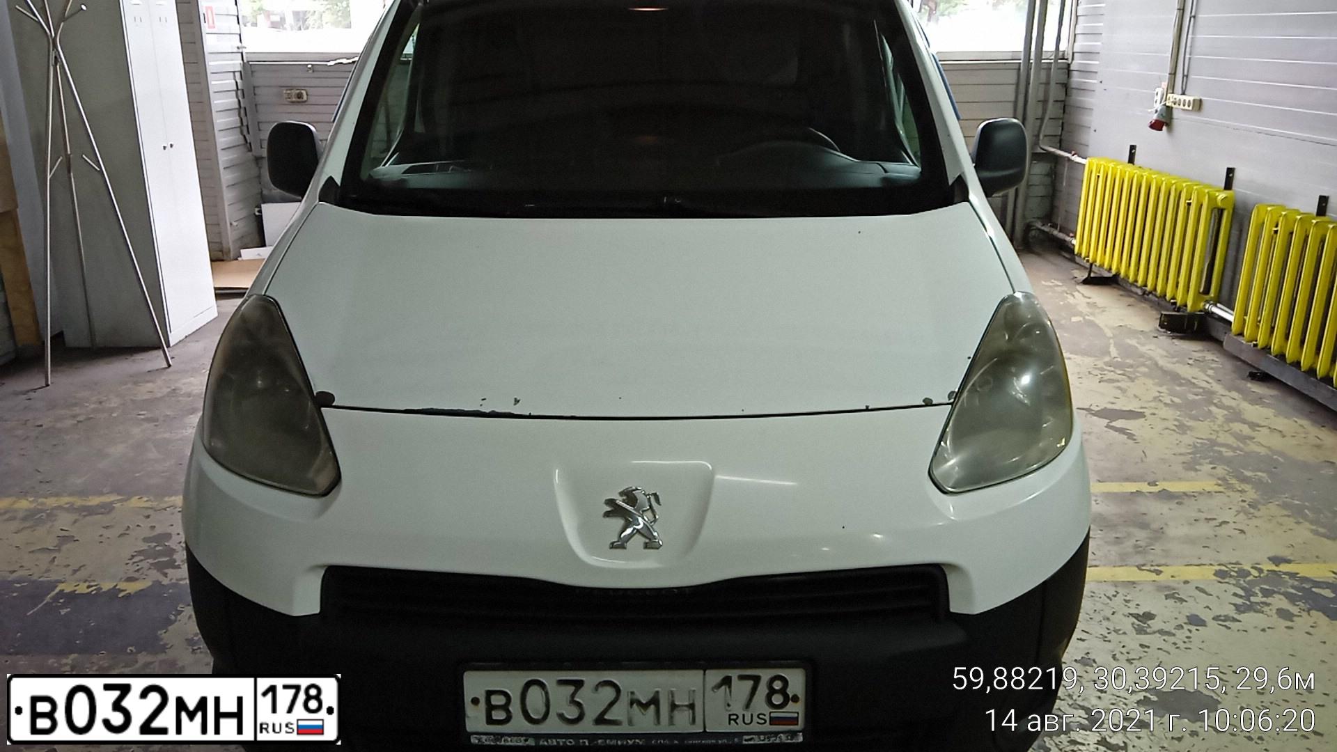 Фото автомобиля PEUGEOT PARTNER, 2012 — госномер М200ОМ198. Цвет: Белый