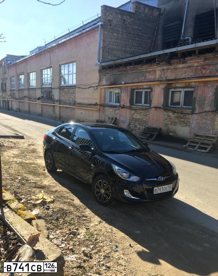 Фото автомобиля HYUNDAI SOLARIS, 2013 — госномер В109ЕА750. Цвет: ЧЕРНЫЙ