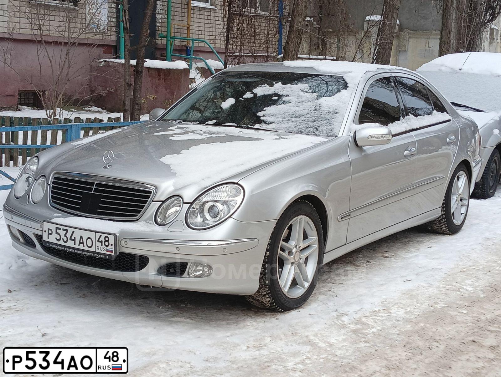 Фото автомобиля MERCEDES E-KLASSE, 2003 — госномер Р534АО48. Цвет: СЕРЕБРИСТО-БЕЛЫЙ