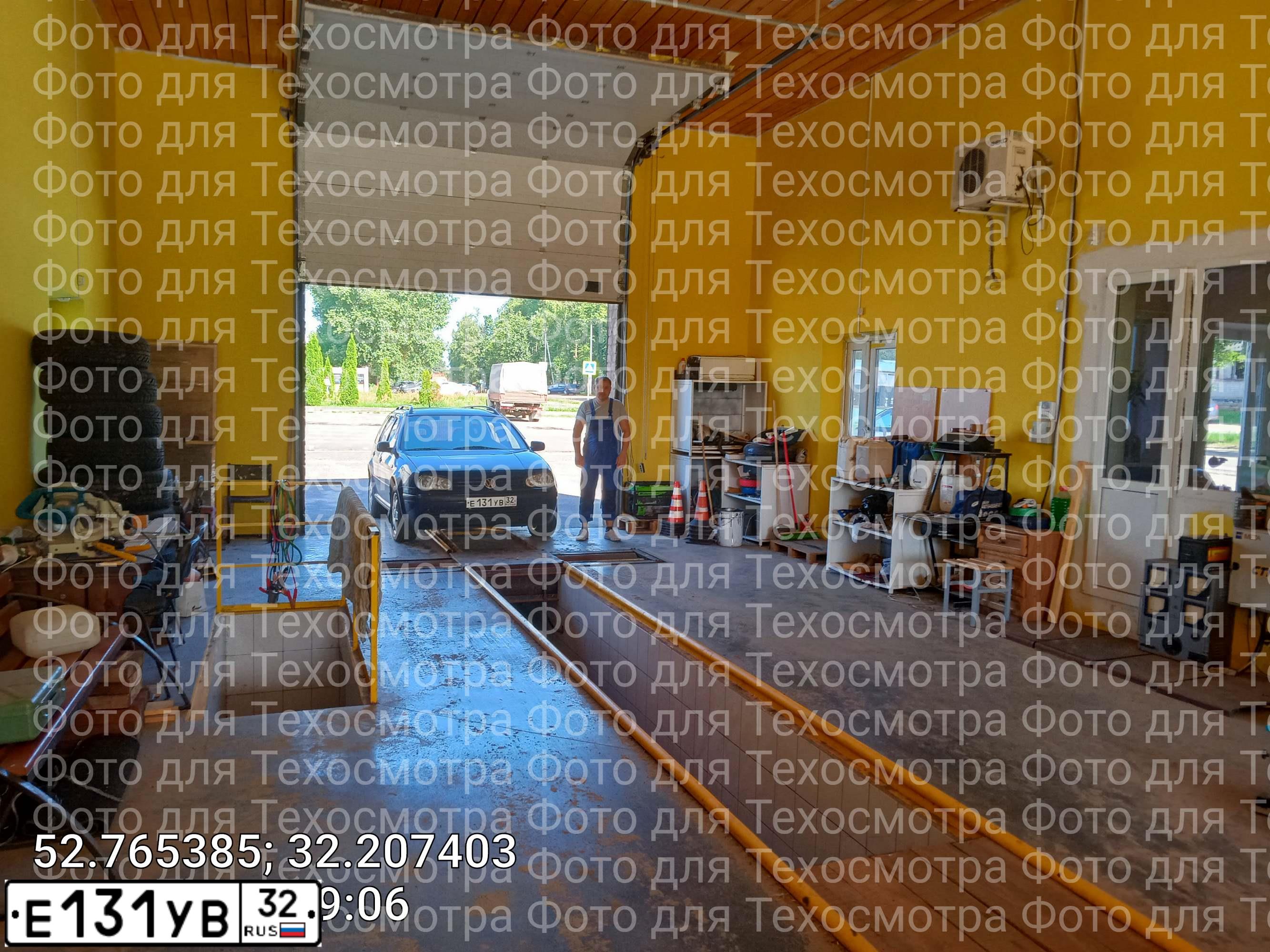 Фото автомобиля VOLKSWAGEN GOLF, 2000 — госномер Е131УВ32. Цвет: синий