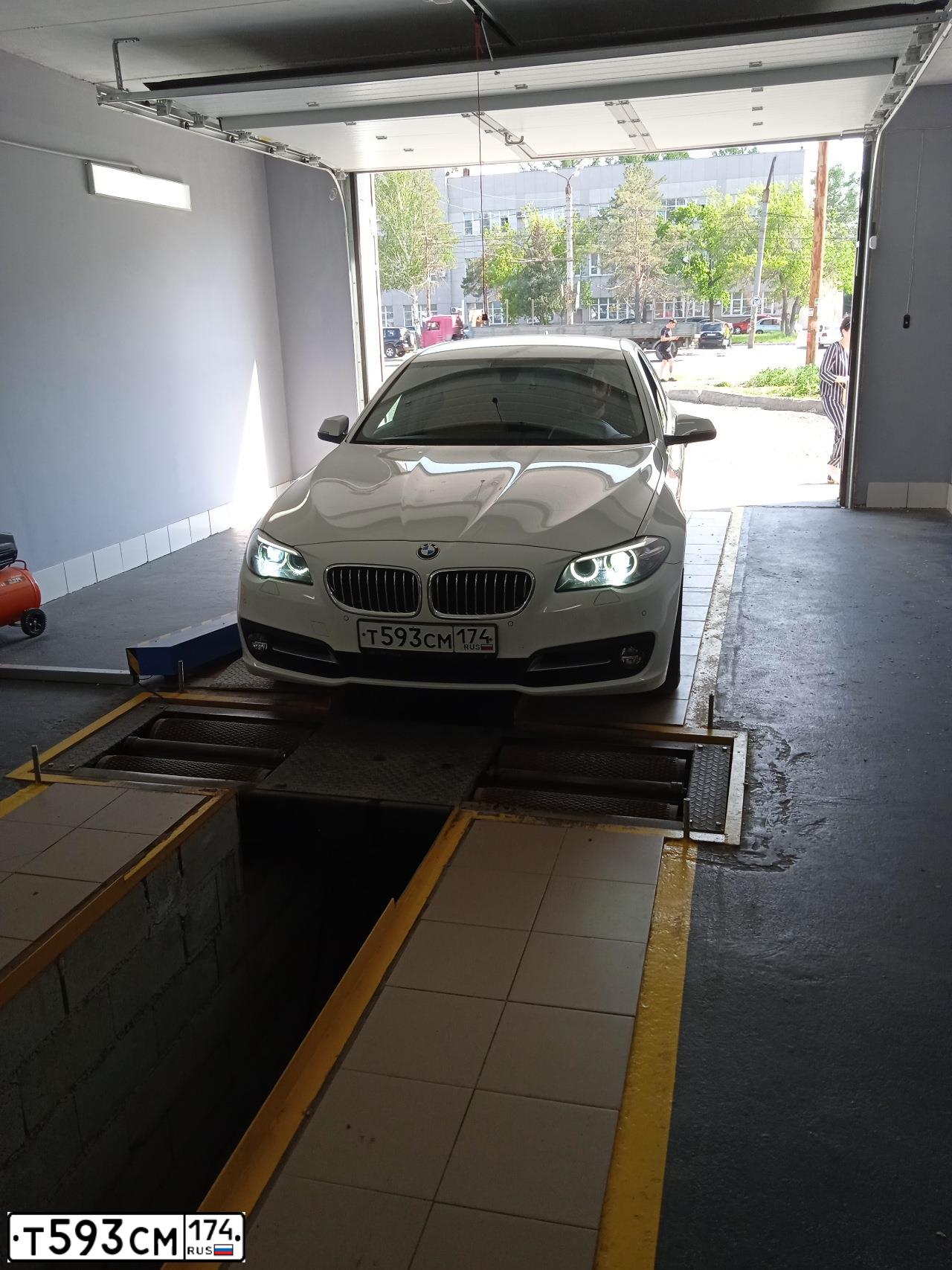 Фото автомобиля BMW SERIE 5, 2014 — госномер Т593СМ174. Цвет: Белый