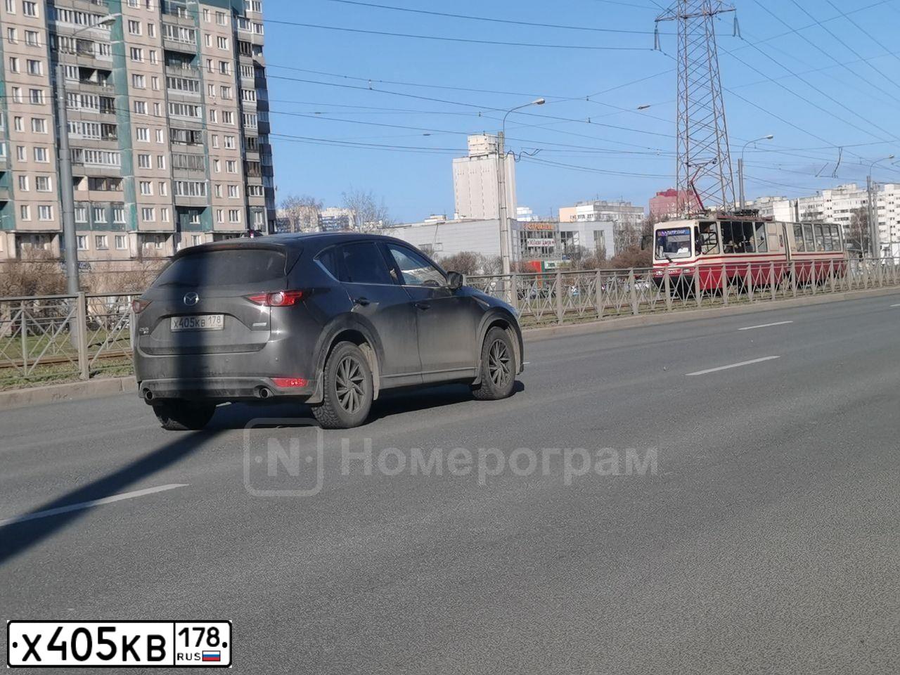 Фото автомобиля MAZDA CX-5, 2017 — госномер Е888РО147. Цвет: ТЕМНО-СЕРЫЙ