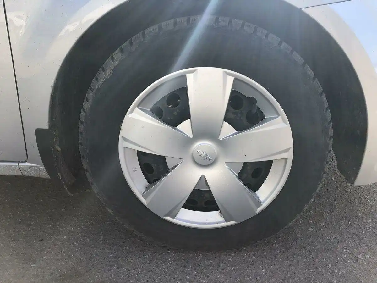 Фото автомобиля CHEVROLET AVEO, 2014 — госномер Е040ТМ53. Цвет: СЕРЕБРИСТЫЙ МЕТАЛЛИК