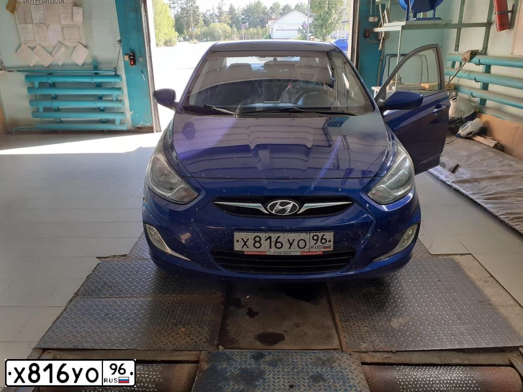 Фото автомобиля HYUNDAI ХЕНДЭ СОЛЯРИС, 2013 — госномер Х816УО96. Цвет: ТЕМНО-СИНИЙ