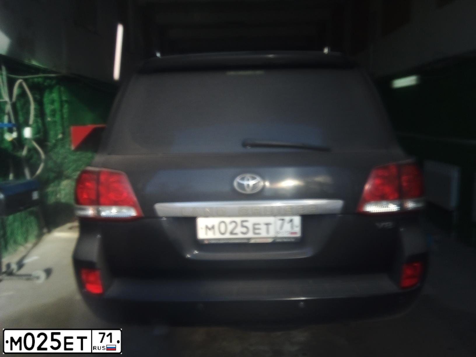 Фото автомобиля TOYOTA LANDCRUISER 200, 2010 — госномер М025ЕТ71. Цвет: ЧЕРНЫЙ