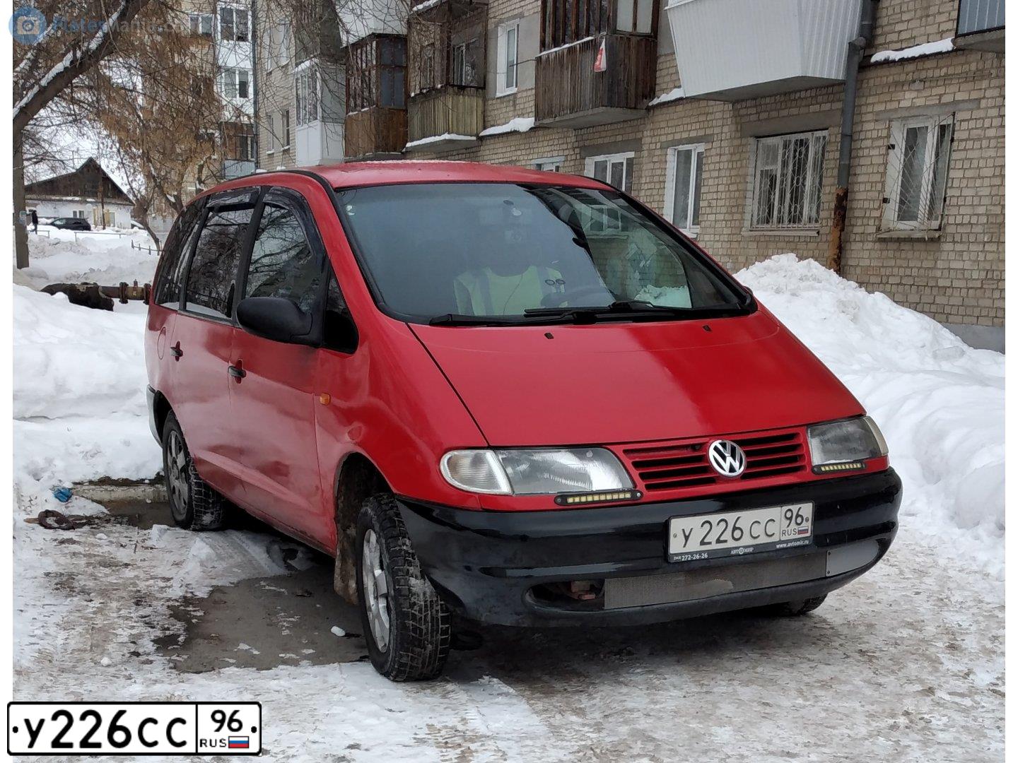 Фото автомобиля VOLKSWAGEN SHARAN, 1997 — госномер У226СС96. Цвет: Красный
