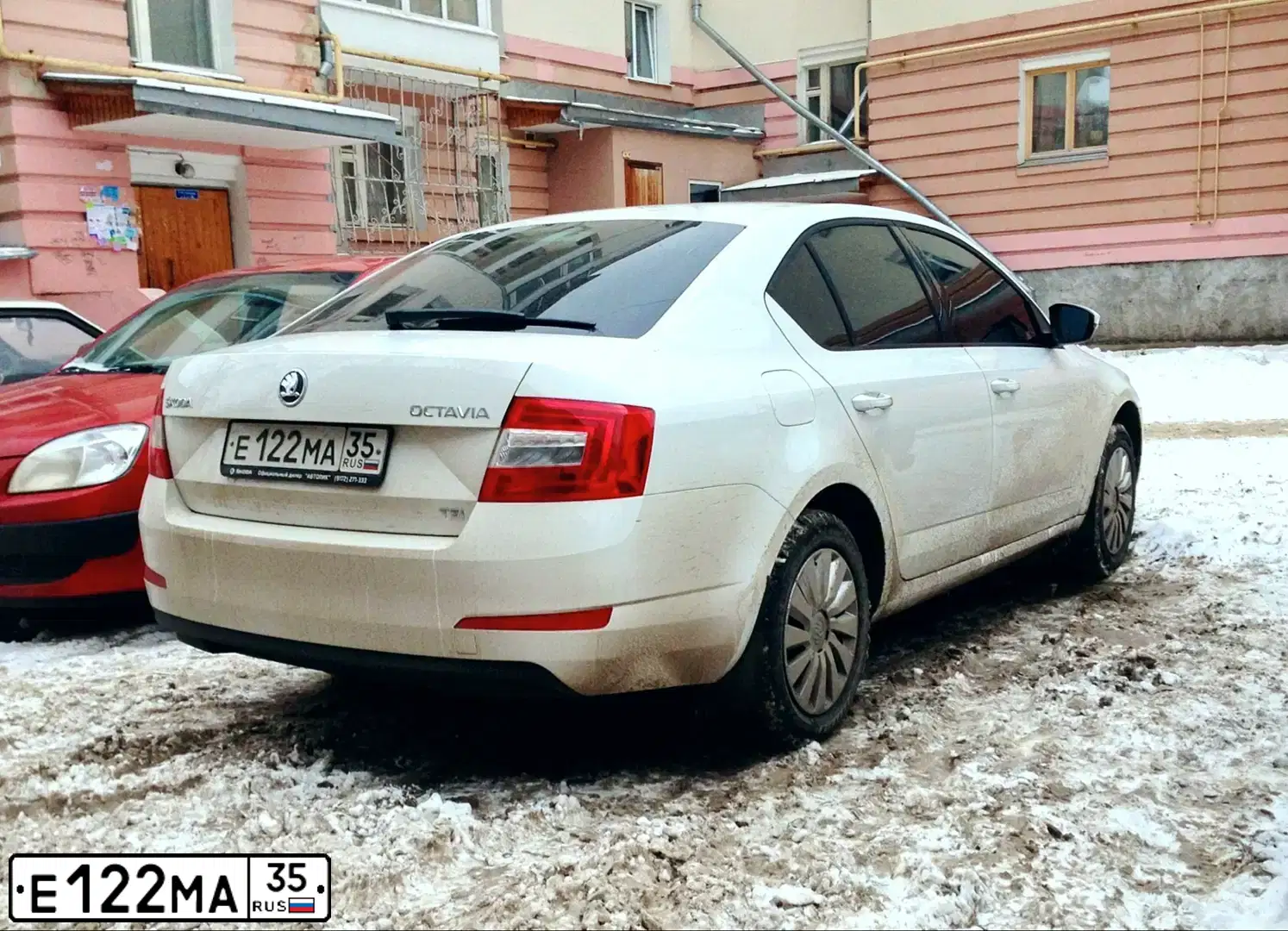 Фото автомобиля SKODA OCTAVIA, 2013 — госномер Е222ТЕ35. Цвет: Белый