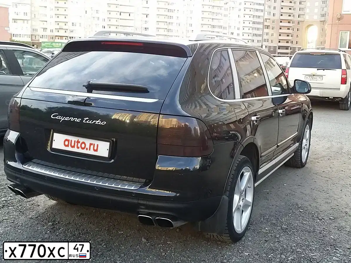 Фото автомобиля CHEVROLET TAHOE, 2013 — госномер Х770ХС47. Цвет: Белый