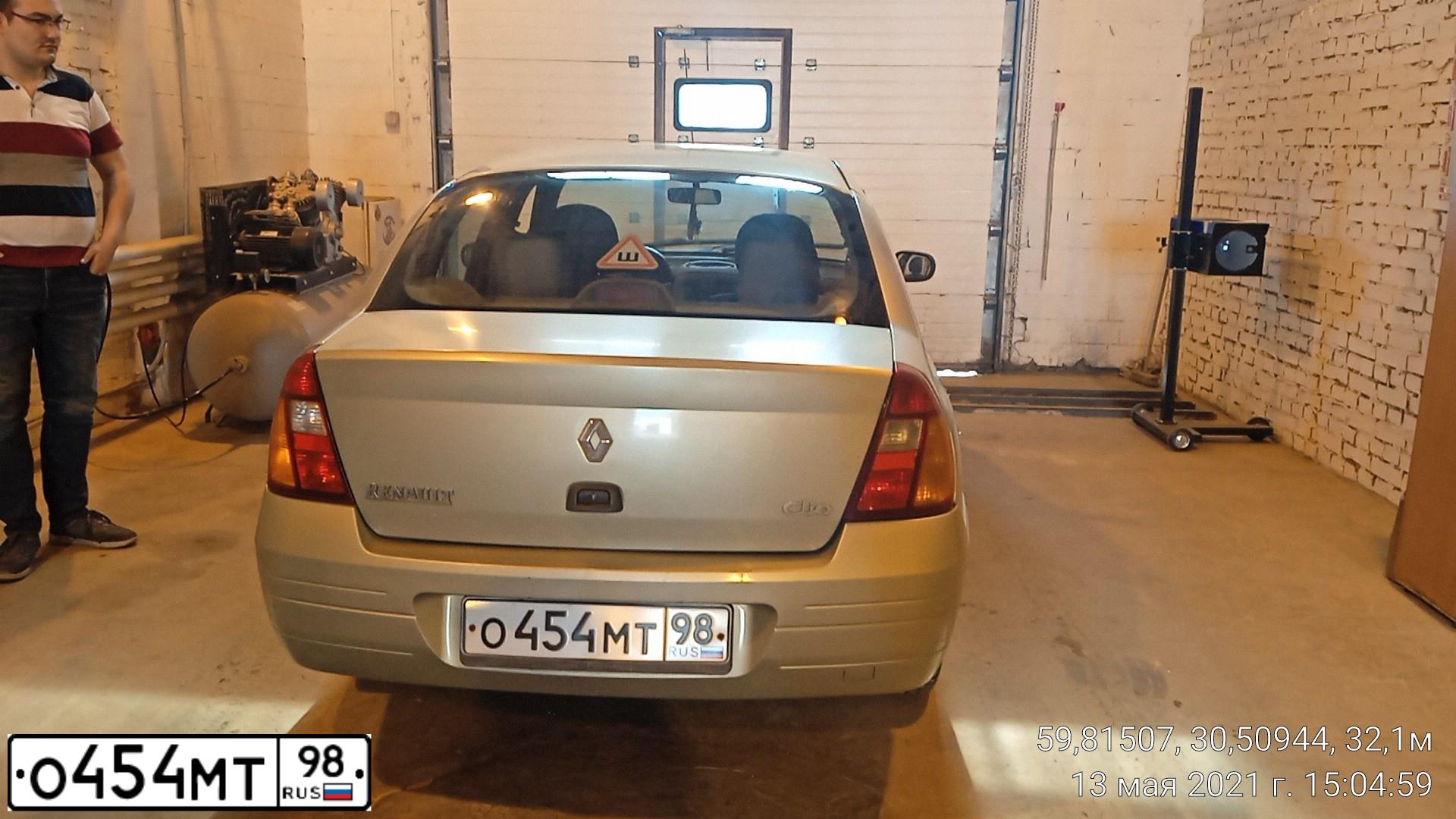 Фото автомобиля RENAULT CLIO, 2002 — госномер О454МТ98. Цвет: СВЕТЛО-ЗЕЛЕНЫЙ