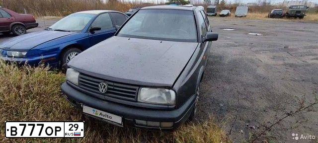 Фото автомобиля VOLKSWAGEN VENTO, 1992 — госномер В777ОР29. Цвет: темно-серый