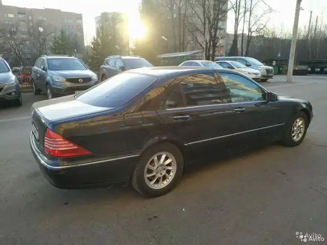 Фото автомобиля MERCEDES S-KLASSE, 2004 — госномер К300ЕС550. Цвет: ЧЕРНЫЙ