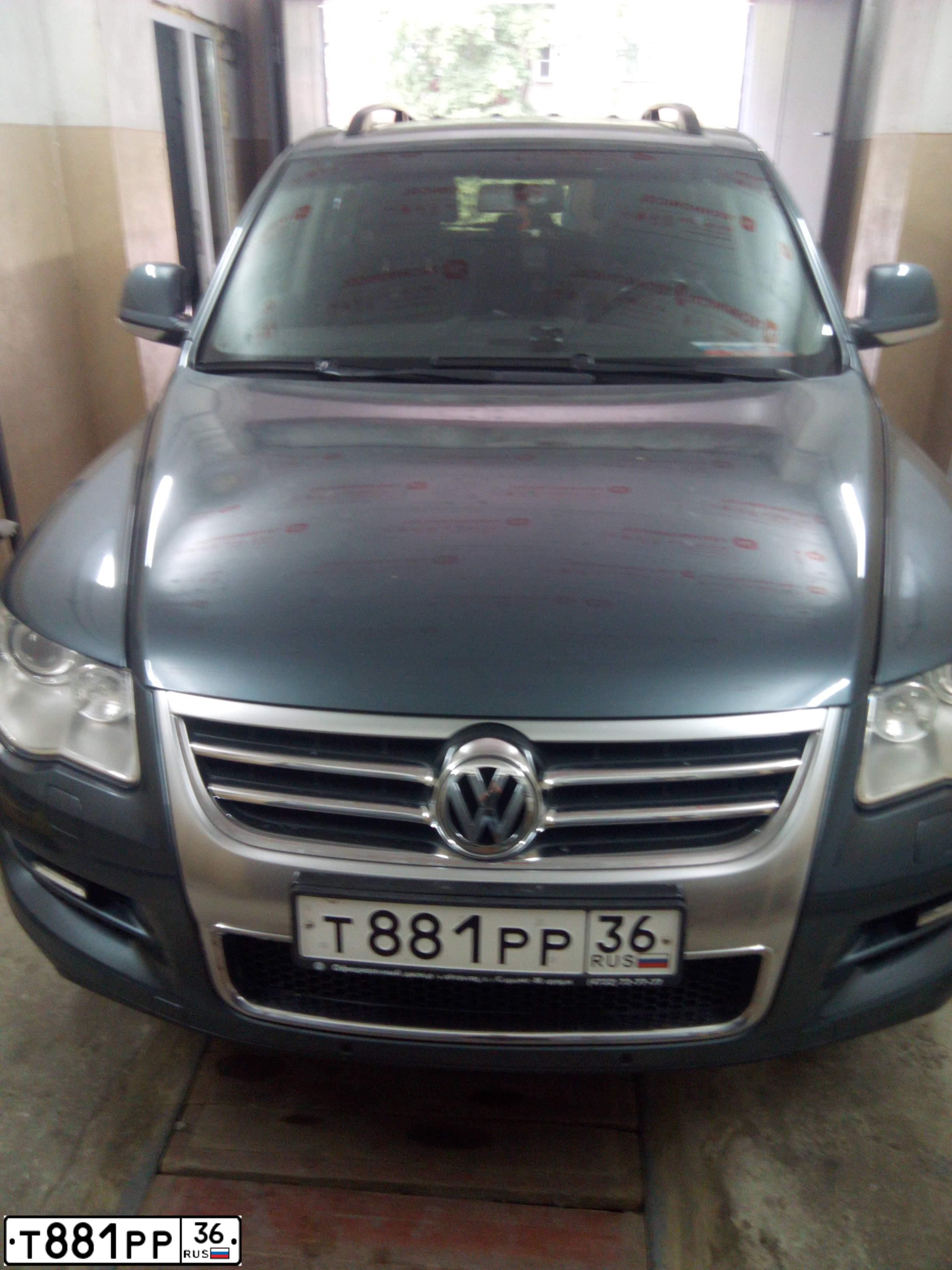 Фото автомобиля VOLKSWAGEN TOUAREG, 2007 — госномер У216ОА36. Цвет: ТЕМНО-СЕРЫЙ