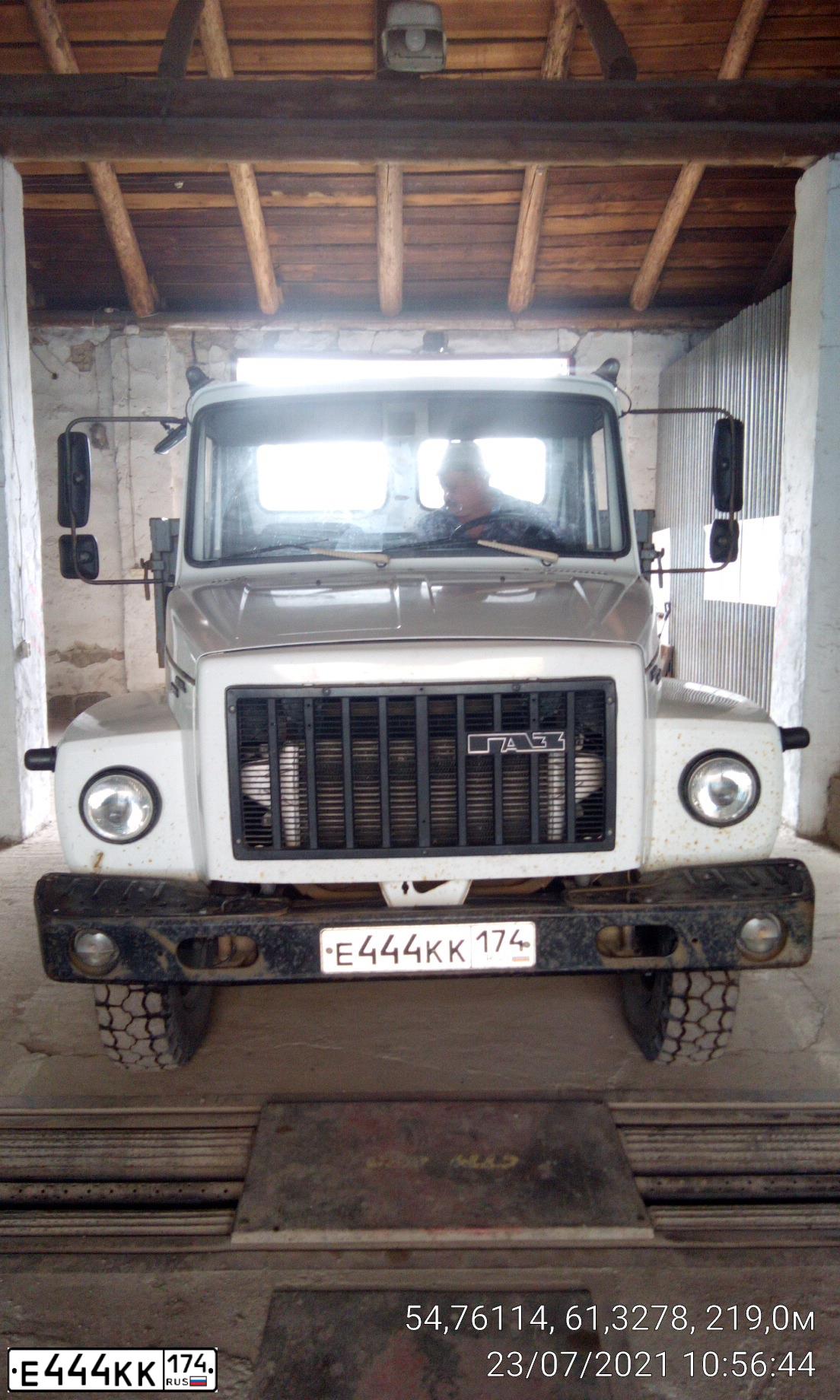 Фото автомобиля GAZ 3309, 2008 — госномер Е444КК174. Цвет: БЕЛЫЙ