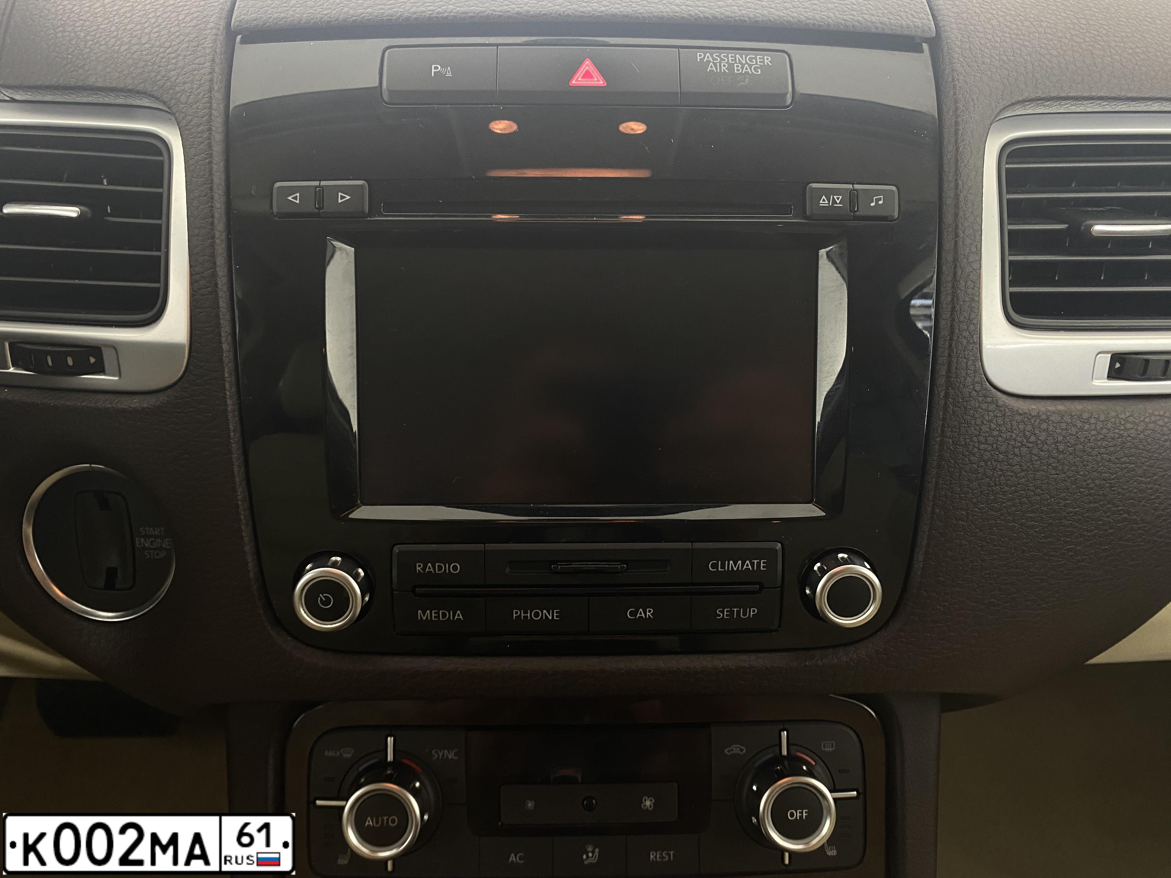 Фото автомобиля VOLKSWAGEN TOUAREG, 2012 — госномер К002МА61. Цвет: Белый