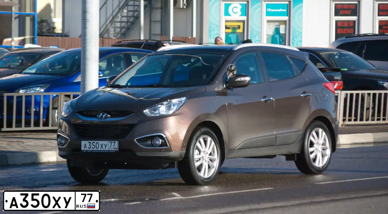 Фото автомобиля HYUNDAI IX35, 2013 — госномер А350ХУ77. Цвет: КОРИЧНЕВЫЙ